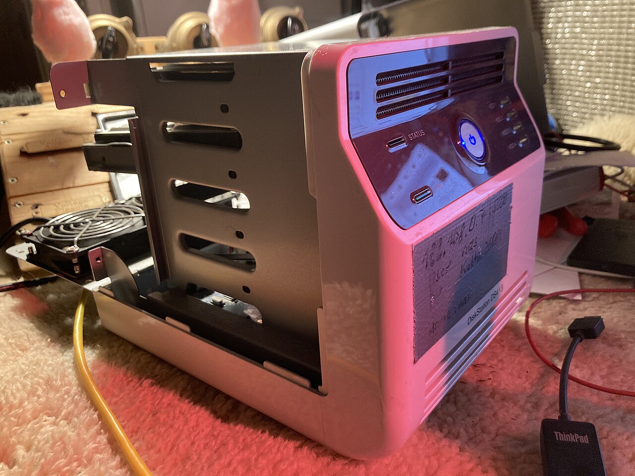 Geöffnetes Synology-NAS mit sichtbaren Laufwerksschächten