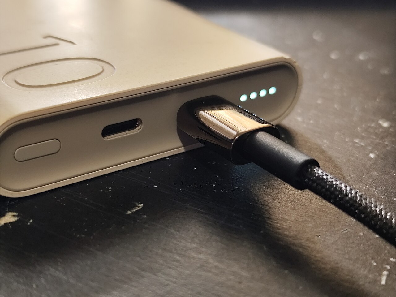 An eine Powerbank angeschlossenes USB-C-Kabel
